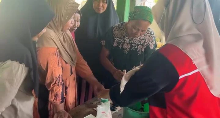 Mahasiswa KKN Tematik Inovasi Desa Universitas Hasanuddin mendampingi warga Kelurahan Bontomate'ne mempraktikkan pembuatan briket berbahan sekam padi sebagai energi alternatif ramah lingkungan yang bernilai ekonomi dan berkelanjutan. (Foto: Dok.Pribadi).